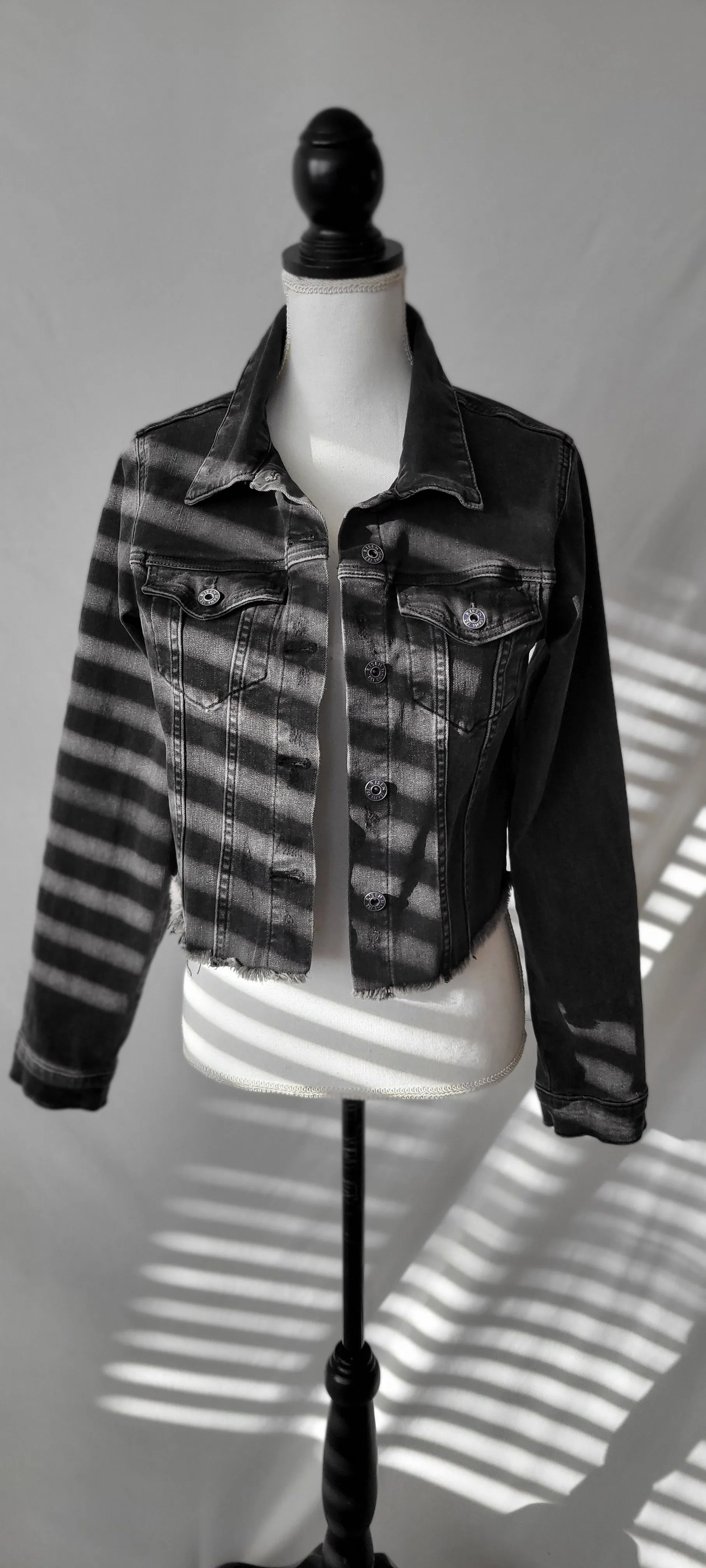 VINTAGE RAW HEM DENIM TRUCKER JACKET